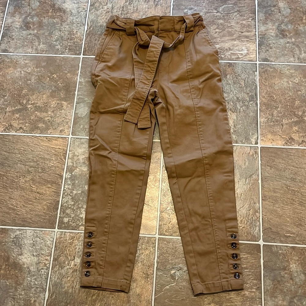 CUTE Khaki colored crop pants with button accent at the ankle